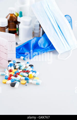 Tabletten und andere medizinische Präparate auf weißem Hintergrund Stockfoto