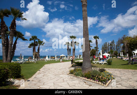 Spaziergang durch Athena Beach Hotel Resort in Paphos - Zypern Stockfoto