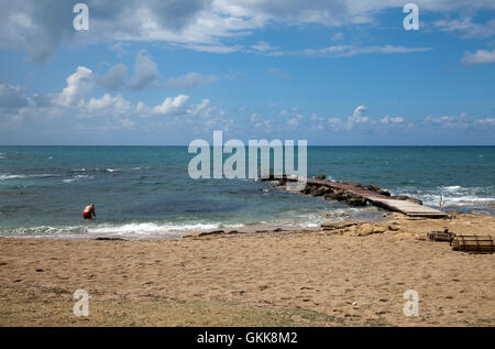 Mann im Meer bei Athena Beach Hotel - Pachyammosl Beach - Paphos, Zypern Stockfoto