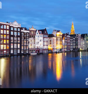 traditionellen Altbauten in Amsterdam bei Nacht Stockfoto