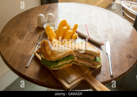 Club-Sandwich und Pommes frites Stockfoto