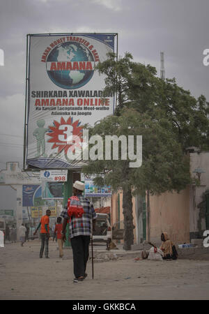 SOMALIA, Mogadischu: Auf einem Foto genommen 23. Oktober 2013 und veröffentlicht durch die hybride Nationen Erlebnisposten Support Team 25 Oktober, Plakate, Anzeigen von Werbung für internationale Geld-Transfer-Unternehmen, sind die Kilometer 4-Kreuzung in der somalischen Hauptstadt Mogadischu neu zu sehen. Millionen von Menschen in der Nation Horn von Afrika Somalia verlassen sich auf Geld von ihren Verwandten und Freunden im Ausland in Form von Überweisungen, um zu überleben, aber es steht zu befürchten, dass eine Entscheidung der Barclays Bank, die Konten von einigen der größten somalischen Geldtransfer zu schließen – wegen Firmen angekündigt werden Stockfoto