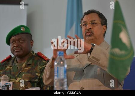 Am 9. Januar 2013 hört in Mogadischu der Befehlshaber der Mission der Afrikanischen Union in Somalia (AMISOM), Generalleutnant Silas Ntiguririwa, während einer Pressekonferenz den Sonderbeauftragten des Vorsitzenden der Kommission der Afrikanischen Union (SRCC), Mahamet Saleh Anadif, zu. Das Treffen war Teil der laufenden Bemühungen der AMISOM, die Öffentlichkeit und die Medien einzubeziehen. Foto: David Mutua. Stockfoto