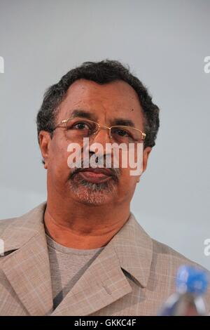 Am 9. Januar 2013 spricht der SRCC Mahamet Saleh Anadif vor der Presse in Mogadischu. Als Sonderbeauftragter des Vorsitzenden der Kommission der Afrikanischen Union für Somalia erörterte er zentrale Fragen im Zusammenhang mit dem laufenden Friedensprozess und der Rolle der AMISOM bei der Stabilisierung Somalias. Au UN ist Photo / Ilyas Ahmed. Stockfoto