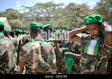 Soldaten der Ethiopian National Defense Forces setzen auf afrikanischen Union Berets und Craverts im Rahmen einer Feierstunde in Baidoa, Somalia, am 22. Januar in halten Friedensmission der Afrikanischen Union begrüßen. AU UN IST Foto / Tobin Jones Stockfoto