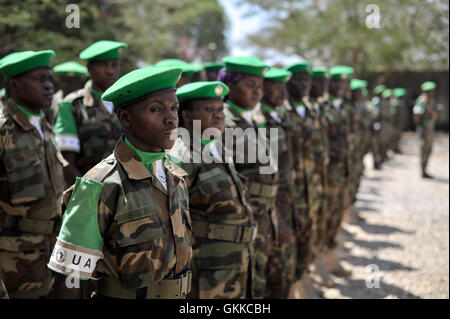 Ugandische Soldaten an der Mission der Afrikanischen Union in Somalia blicken auf während einer Zeremonie in Baidoa, Somalia, Äthiopien in der Mission der Afrikanischen Union Friedenssicherung am 22. Januar begrüßen zu dürfen. AU UN IST Foto / Tobin Jones Stockfoto