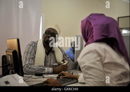 Von der regionalen Regierung im Dezember letzten Jahres und mit finanzieller Unterstützung von uns Hilfe durch die internationale Organisation für Migration (IOM) eingerichtet, hat ein neues Center in Mogadischu begonnen, somalische Bürger biometrische Ausweise ausstellen. AU UN IST Foto / Tobin Jones Stockfoto