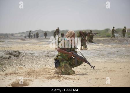 Eine Soldatin, die Zugehörigkeit zu der Somali National Army nimmt Teil an einer Demonstration der Ausbildung bei Jazeera Camp in Mogadischu, Somalia, am 8. Februar. Die SNA teilgenommen in einer live-Feuer-Demonstration heute der Höhepunkt der sechs Monate Ausbildung der Soldaten von der Mission der Afrikanischen Union in Somalia gegeben. AU UN IST Foto / Tobin Jones Stockfoto