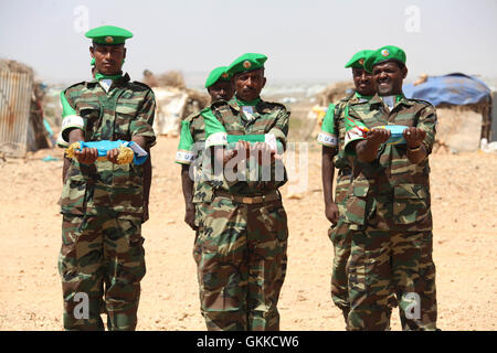 Afrikanische Union Truppen Zugehörigkeit zu dem äthiopischen Kontingent der AMISOM halten der Somali, Äthiopier und Afrikanische Union Flaggen während einer Zeremonie, Belet Weyne, Somalia, Äthiopien am 17. Februar begrüßen zu dürfen. AU UN IST Foto / Ilyas A. unterstützt Stockfoto