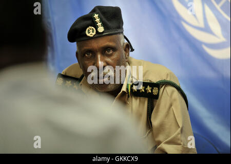 Gefängnis Kommissar General Hussein Hassan Osman spricht mit regionaler Koordinator des UNODC Alan Cole während eines Handovers Uniformen somalischen Sorgeberechtigten Korps am 19. Februar 2014. Stockfoto