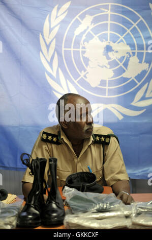 Gefängnis Kommissar General Hussein Hassan Osman hört, regionaler Koordinator des UNODC Alan Cole während eines Handovers Uniformen somalischen Sorgeberechtigten Korps am 19. Februar 2014. Stockfoto