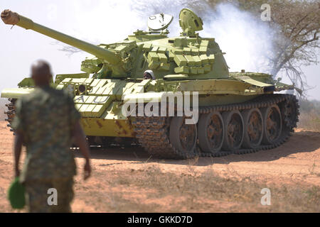 Panzerfahrer, Gefreiter Mudondo Zabina von Uganda Völker Defence Forces, Manöver ihr Tank unter den Blicken von ihrem kommandierenden Panzer Offizier, Oberstleutnant Fred Kakaire. Zabina war ein Panzerfahrer in Gulu-Befoe, die sie nach Somalia bereitgestellt wurde. AU/UN IST PHOTO / David Mutua Stockfoto