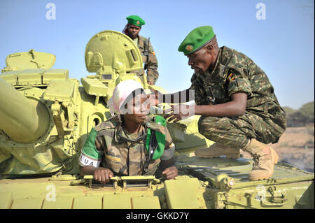 Panzerfahrer, Gefreiter Mudondo Zabina von Uganda Völker Defence Forces, wartet auf Anweisungen von ihrem kommandierenden Panzer Offizier, Oberstleutnant Fred Kakaire. AU/UN IST PHOTO / David Mutua Stockfoto