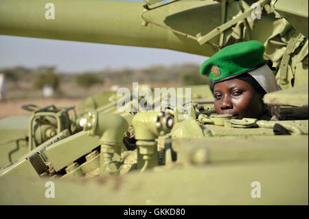 Panzerfahrer, Gefreiter Mudondo Zabina von Uganda Völker Defence Forces, im Abschnitt Treiber von ihrem Tank. Zabina ermutigt alle jungen Mädchen da draußen, auch die Frauen, zu kommen, die Armee wenigstens glaubt, dass nichts dein Herz wohlfühlen macht wie zu wissen, dass was du tust dein Nachbar Leben rettet. AU/UN IST PHOTO / David Mutua Stockfoto