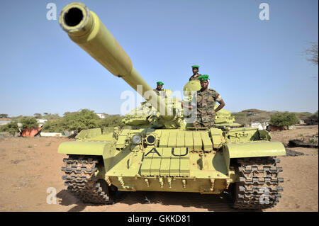 Fahrer, Gefreiter Mudondo Zabina Panzerkommandant, Corporal Kyomuhendo Ballett Tank und tank Gunner Lance Corporal Otuga Maureen der Uganda Völker Verteidigungskräfte auf ihren Tank. Die Damen sind Bestandteil der Panzerbrigade oder Panzerbesatzung sind häufig verwiesen. Es gibt 189 Soldaten, die sechs Vetrans und sechs Frauen umfasst. AU/UN IST PHOTO / David Mutua Stockfoto