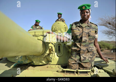 Fahrer, Gefreiter Mudondo Zabina Panzerkommandant, Corporal Kyomuhendo Ballett Tank und tank Gunner Lance Corporal Otuga Maureen der Uganda Völker Verteidigungskräfte auf ihren Tank. Die Damen sind Bestandteil der Panzerbrigade oder Tan-Crew sind häufig verwiesen. AU/UN IST PHOTO / David Mutua Stockfoto