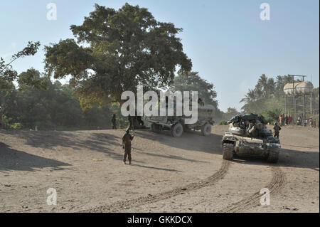 Ein ugandischer Soldat, Zugehörigkeit zu der Mission der Afrikanischen Union in Somalia, führt einen Panzer durch die Stadt Janaale, Somalia, am 21. März vor eine Offensive, die derzeit auf der nahe gelegenen Stadt Qoryooley geplant. AU UN IST Foto / Tobin Jones Stockfoto