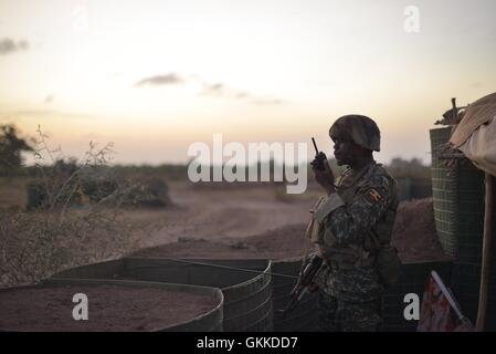 Ein ugandischer Soldat, Zugehörigkeit zu der Mission der Afrikanischen Union in Somalia, spricht über sein Radio an einer Basis in Janaale, Somalia, am 21. März vor eine Offensive, die derzeit auf der nahe gelegenen Stadt Qoryooley geplant. AU UN IST Foto / Tobin Jones Stockfoto