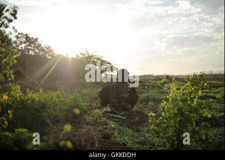 Ein ugandischer Soldat, Zugehörigkeit zu der Mission der Afrikanischen Union in Somalia, hält einen Ausblick während eines Marsches in Richtung Qoryooley, Somalia, am 22. März während einer Offensive, die Stadt von al Shabab militanten einzunehmen. AU UN IST Foto / Tobin Jones Stockfoto