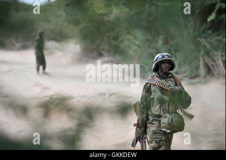 Ein ugandischer Soldat, Zugehörigkeit zu der Mission der Afrikanischen Union in Somalia, Patrouillen der Straße in Qoryooley am 23. März, einen Tag, nachdem die Stadt von al Shabab Kämpfer in einer gemeinsamen Aktion von der Somali National Army und der AMISOM gefangen genommen wurde. AU UN IST Foto / Tobin Jones Stockfoto