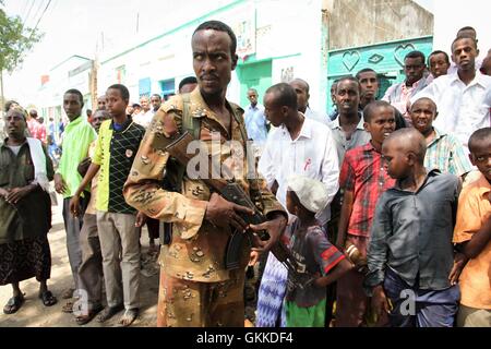 Ein Mitglied der somalischen Nationalarmee durchschreitet mit äthiopischen Truppen, die Zugehörigkeit zu der Mission der Afrikanischen Union in Somalia während einer Routine-Patrouille durch die Stadt Baidoa. AU UN IST Foto / Abdi Dagane Stockfoto