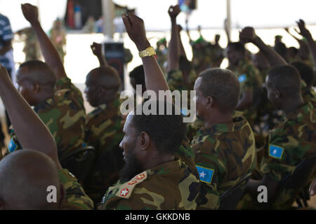 Die Absolventen des Somali National Army Platoon Commanders Training heben ihre Hände in Solidarität während der Passout Parade im Jazeera Training Center am 15. April 2014. Die Veranstaltung markierte den Abschluss der fortgeschrittenen Führungs- und operativen Ausbildung für somalische Armeekommandanten. Stockfoto