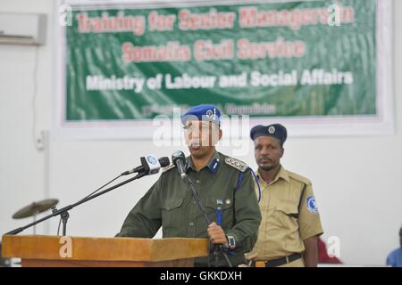 Somali-Polizei-Beauftragter, gen Abdihakim Saacid macht eine Rede beim Start des Trainings für Führungskräfte in Somalia Zivildienst im allgemeinen Kaahiye am 17. Mai 2014. AU UNISTPHOTO/David Mutua Stockfoto