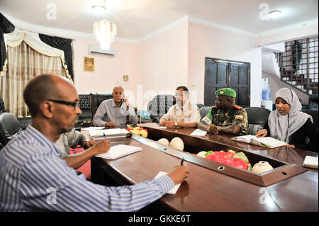 Herrn Ministerpräsident Abdiwelli Scheich, Sonderbeauftragter des Vorsitzenden der Kommission der Afrikanischen Union für Somalia (SRCC) Botschafter Mahamat Saleh Annadif und Kraft Kommandeur Generalleutnant Silas Ntigurirwa vor einer Sitzung am 19. Mai 2014. AU UNISTPHOTO/David Mutua Stockfoto