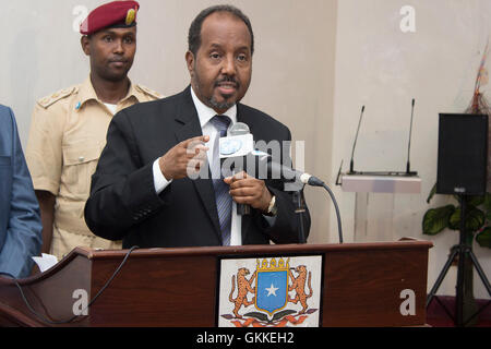 Der somalische Präsident Hassan Sheikh Mohamoud hält am 23. Juni 2014 eine Rede während der Unterzeichnung eines Abkommens über die Bildung einer inklusiven Interimsverwaltung für die südwestlichen Regionen Somalias (Bay, Bakool und Lower Shabelle) im Uganda House, Villa Somalia, Mogadischu. Dieses Abkommen war Teil der Bemühungen, Governance-Strukturen in den Regionen einzurichten. AMISOM-Foto. Stockfoto