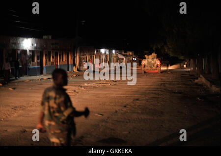 Ein äthiopische Soldaten durchläuft im Rahmen der Mission der Afrikanischen Union in Somalia, Baidoa, Somalia, am 22. Juni während einer Nachtpatrouille in der Stadt. AMISOM Foto / Tobin Jones Stockfoto