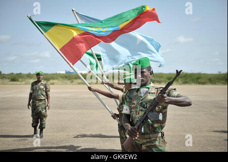 Kommen Sie AMISOM stellvertretender Kommandeur, Major General Geoffrey Baraba Muheesi und AMISOMs neue Polizei-Kommissar, Anand Pillay, in Baidoa, Somalia, ein Guard of Honour am 20. Juni. Die beiden AMISOM Beamten wurden von AMISOM Sektor 3 Kommandant, Major General Gibremedin Fikadu, und andere Vertreter der AMISOM am Flughafen empfangen. AMISOM Foto / Tobin Jones Stockfoto