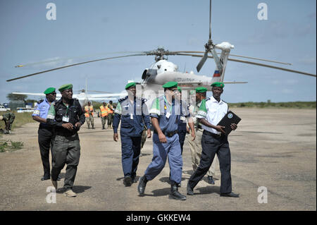 Kommen Sie AMISOM stellvertretender Kommandeur, Major General Geoffrey Baraba Muheesi und AMISOMs neue Polizei-Kommissar, Anand Pillay, in Baidoa, Somalia, ein Guard of Honour am 20. Juni. Die beiden AMISOM Beamten wurden von AMISOM Sektor 3 Kommandant, Major General Gibremedin Fikadu, und andere Vertreter der AMISOM am Flughafen empfangen. AMISOM Foto / Tobin Jones Stockfoto