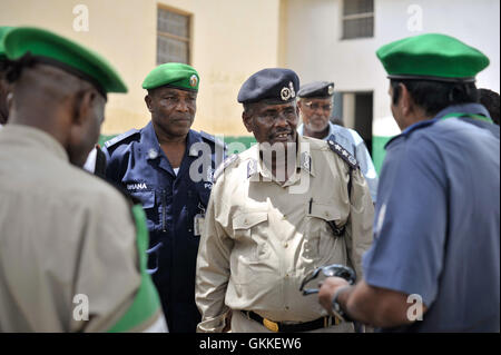 Besuchen Sie AMISOM stellvertretender Kommandeur, Major General Geoffrey Baraba Muheesi und AMISOMs neue Polizei-Kommissar, Anand Pillay, Baidoa, Somalia, am 20. Juni. Die beiden AMISOM Beamten wurden von AMISOM Sektor 3 Kommandant, Major General Gibremedin Fikadu, und andere Vertreter der AMISOM empfangen. AMISOM Foto / Tobin Jones Stockfoto