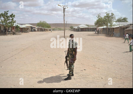 Ein äthiopische Soldaten, Teil der Mission der Afrikanischen Union in Somalia, steht auf einer der Hauptstraßen der Stadt Garbaharey. AMISOM stellvertretender Kommandeur, Major General Geoffrey Baraba Muheesi und Sektor Kommandeur, Major General Gebremedhin Fikadu, besuchte Garbaharey Stadt in der Region Gedo Somalia vom 21. Juni. AMISOM Foto / Tobin Jones Stockfoto