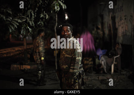 Ein äthiopische Soldaten durchläuft im Rahmen der Mission der Afrikanischen Union in Somalia, Baidoa, Somalia, am 22. Juni während einer Nachtpatrouille durch die Stadt. AMISOM Foto / Tobin Jones Stockfoto