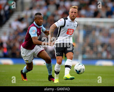 Derby County Johnny Russell ist von Aston Villa Jordan Ayew während der Himmel Bet Meisterschaftsspiel in der iPro-Stadion, Derby in Angriff genommen. Stockfoto