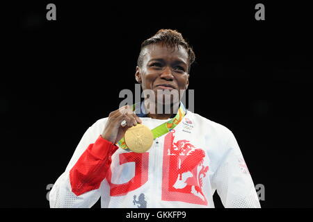 Englands Nicola Adams mit ihrer Goldmedaille nach Sieg über Frankreichs Sarah Ourahmoune in der Frauen Fliegengewicht im Riocentro 6 final am fünfzehnten Tag der Olympischen Spiele in Rio, Brasilien. Stockfoto