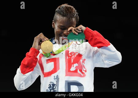 Englands Nicola Adams mit ihrer Goldmedaille nach Sieg über Frankreichs Sarah Ourahmoune in der Frauen Fliegengewicht im Riocentro 6 final am fünfzehnten Tag der Olympischen Spiele in Rio, Brasilien. Stockfoto