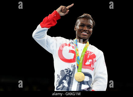 Englands Nicola Adams mit ihrer Goldmedaille nach Sieg über Frankreichs Sarah Ourahmoune in der Frauen Fliegengewicht im Riocentro 6 final am fünfzehnten Tag der Olympischen Spiele in Rio, Brasilien. Stockfoto