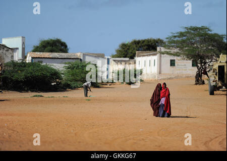 Zwei Frauen in Barawe, Somalia, gehen Sie in Richtung Hauptplatz der Stadt, den Gouverneur der unteren Shabelle, Abdul Kadil Siidi Adresse Bewohnern zu hören, nachdem Kräfte, die Zugehörigkeit zu der Mission der Afrikanischen Union in Somalia und die Somali National Army die Stadt von der Extremistengruppe Al Shabab am 6. Oktober erobert. AMISOM Foto / Tobin Jones Stockfoto