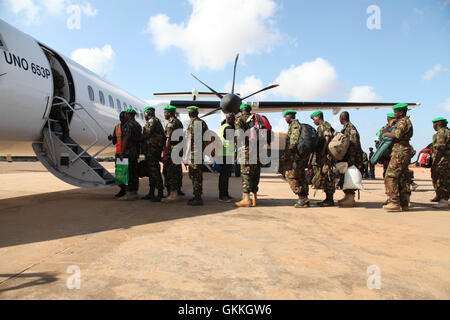 Kenia Defence Forces (KDF) bereiten sich am 9. Dezember auf ein Flugzeug vor, nachdem sie ihren einjährigen Einsatz in Kismayo, Somalia, abgeschlossen haben. Die Truppen waren Teil der Mission der Afrikanischen Union in Somalia, um Frieden und Sicherheit in der Region zu unterstützen. Stockfoto