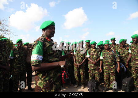 Brigadegeneral Walter Raria, Kommandeur des KDF-Sektors 2, hält am 9. Dezember eine Abschiedsrede vor den Truppen in Kismayo. Die Truppen sind seit über einem Jahr im Rahmen von AMISOM-Operationen zur Verbesserung der regionalen Sicherheit in der südsomalischen Stadt stationiert. / AMISOM Photo / Awil Abukar Stockfoto
