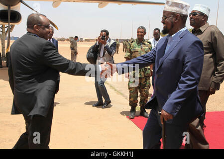 Jubbaland Präsident Ahmed Islam Madobe schüttelt Hände mit Puntland Präsident Abdiweli Mohamed Ali Gas in Kismayo Aiport auf 3. März 2015. AMISOM Foto / Mohamed Barut. Stockfoto