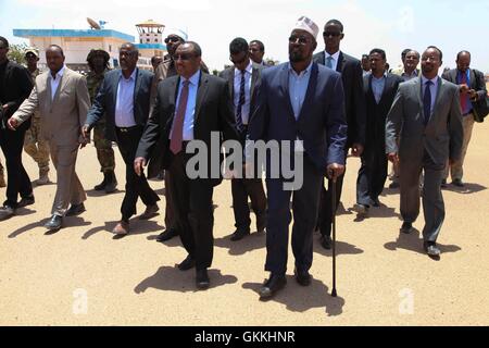 Jubbaland Präsident Ahmed Islam Madobe und Puntland Präsident Abdiweli Mohamed Ali Gas (im Zentrum) in Kismayo Aiport 3. März 2015. AMISOM Foto / Mohamed Barut Stockfoto