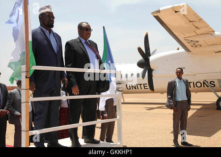 Jubbaland Präsident Ahmed Islam Madobe und Puntland Präsident Abdiweli Mohamed Ali Gas in Kismayo Flughafen am 3. März 2015. AMISOM Foto / Mohamed Barut Stockfoto