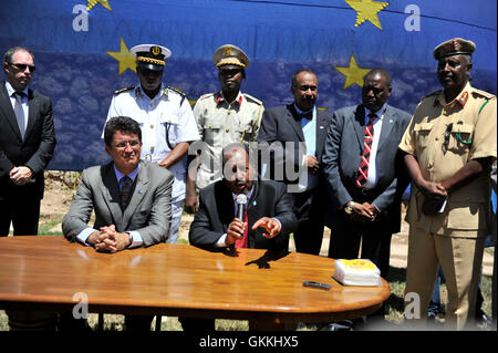 Am 10. Mai 2015 nahmen Somalias Präsident Hassan Scheich Mohamud und EU-Botschafter Michele Cervone d’Urso an einer Zeremonie zum Europatag in Mogadischu Teil. Die Veranstaltung beinhaltete die historische Unterzeichnung des Niederlassungsabkommens, um die Präsenz der EU in Somalia und ihre diplomatischen Beziehungen mit dem Land zu formalisieren. Stockfoto