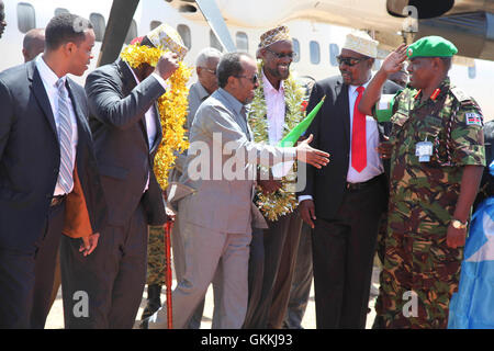 Am 7. Mai 2015 begrüßte der Kommandeur der AMISOM, Generalleutnant Jonathan Rono, Somalias Präsidenten Hassan Scheich Mohamud, während der Einweihung des Jubbaland-Parlaments in Kismayu. Die Veranstaltung war ein wichtiger Schritt in Somalias Föderalismus-Prozess und den Bemühungen um die Schaffung einer regionalen Governance. Stockfoto