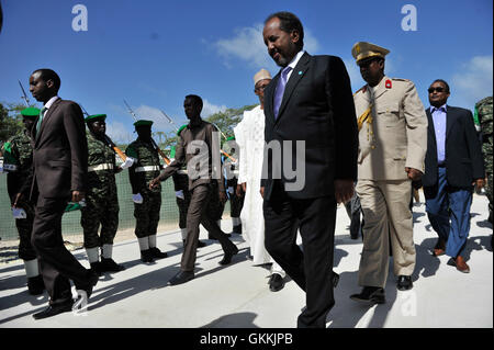 Somalias Präsident Hassan Scheich Mohamud wird von Botschafter Maman Sidikou zum Tag der Afrikanischen Union am 25. Mai 2015 in Mogadischu begleitet. Bei dieser Gelegenheit wurde die fortgesetzte Zusammenarbeit zwischen Somalia und der Afrikanischen Union hervorgehoben. AMISOM Photo / Omar Abdisalm Stockfoto