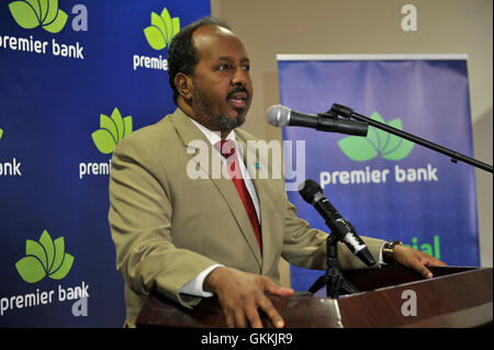 Am 21. Mai 2015 hielt Somalias Präsident Hassan Scheich Mohamud eine Rede bei der Eröffnungszeremonie der Premier Bank in Mogadischu. Die Veranstaltung war ein wichtiger Moment für die wirtschaftliche Erholung Somalias und den wachsenden Finanzsektor. AMISOM Photo / Omar Abdisalam Stockfoto