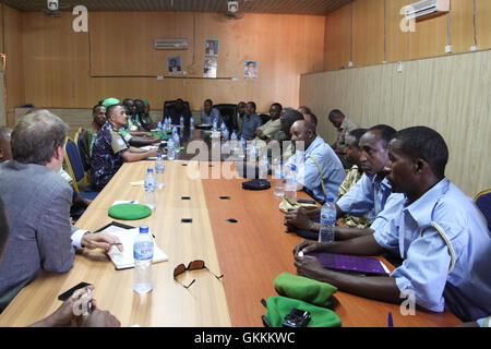 AMISOM Stellvertretender Polizeichef, Christine Alalo in Treffen mit Interim Jubbaland Verwaltungsbeamten und somalischen Polizei in Kismayo, Somalia auf July25, 2015. AMISOM Foto / Awil unterstützt Stockfoto